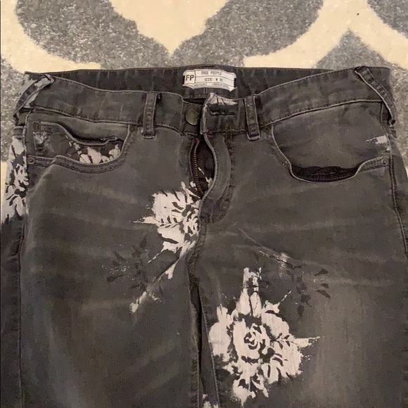 EUC Free People black floral jeans size 30 - Picture 3 of 4